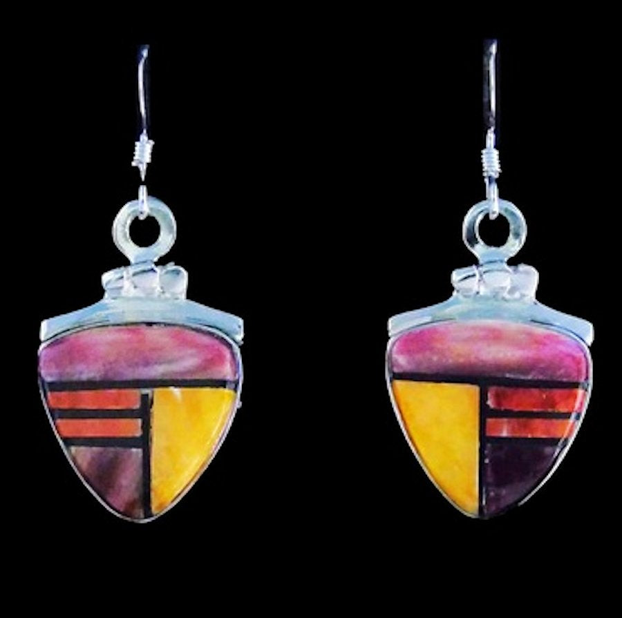 Boucles d'oreilles Navajo incrustées en forme de pointe de flèche, réalisées à la main.