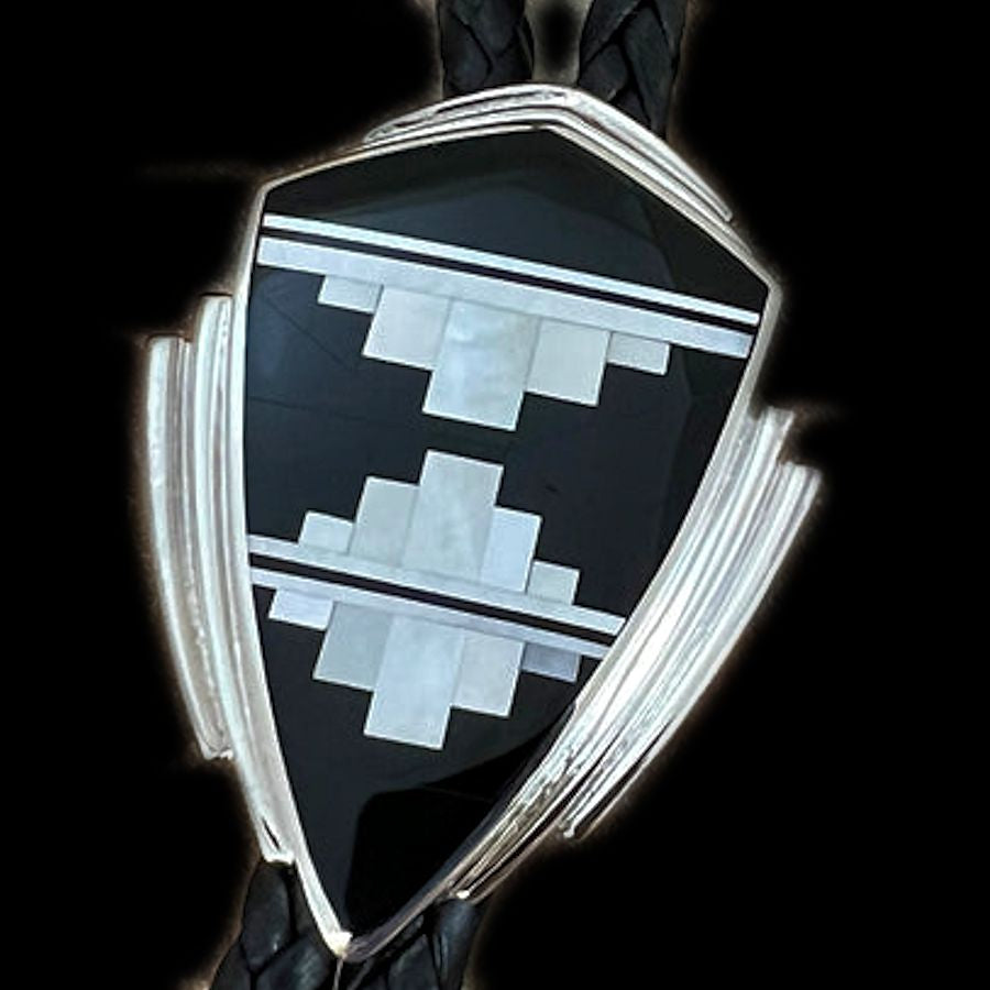 Bolo Tie Pointe de Flèche en Argent, Symbole Navajo en Nacre et Jeais noir